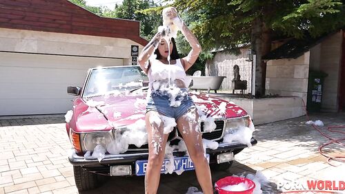 Busty Slut Yorgelis Carrillo Waxes Car Washer’s BBC GP2435